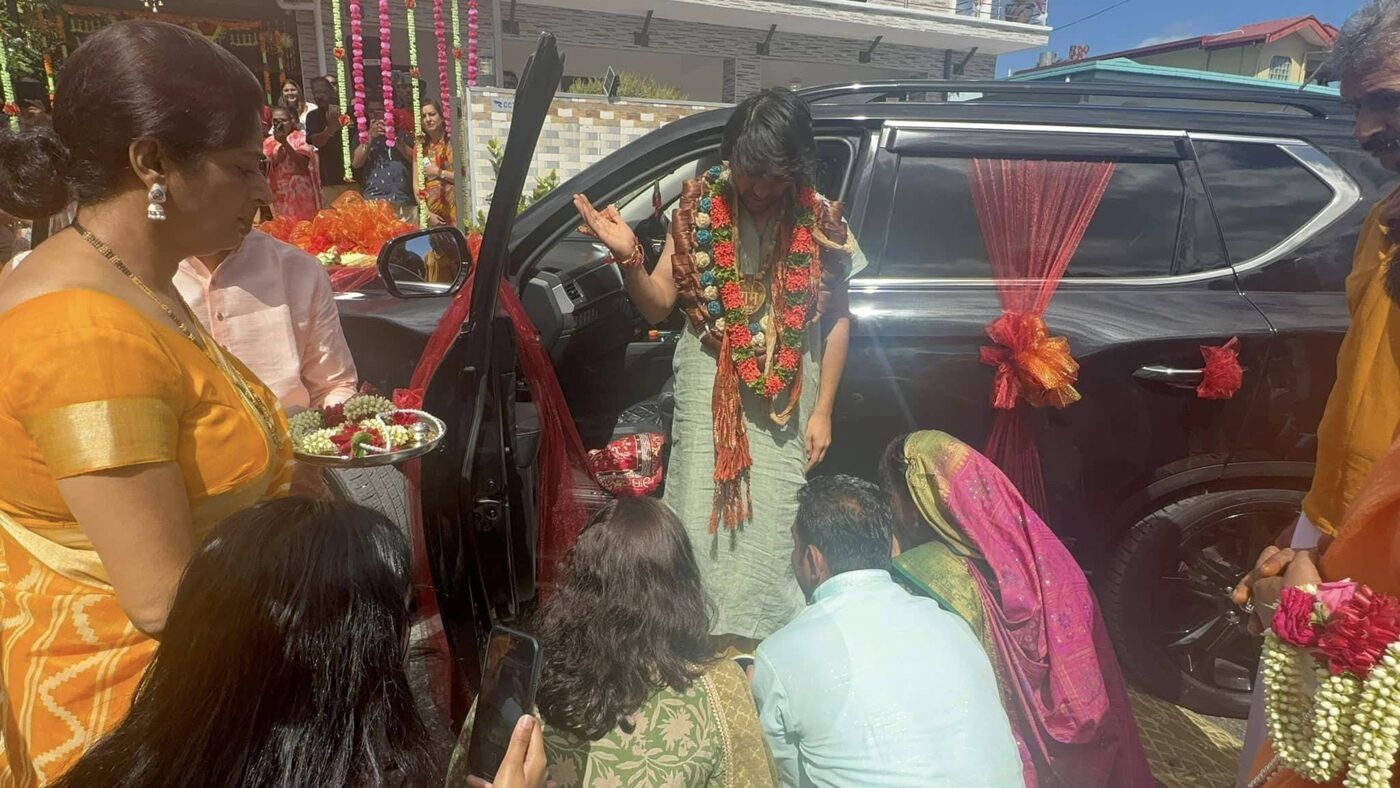 Guruji arriving amid garlands